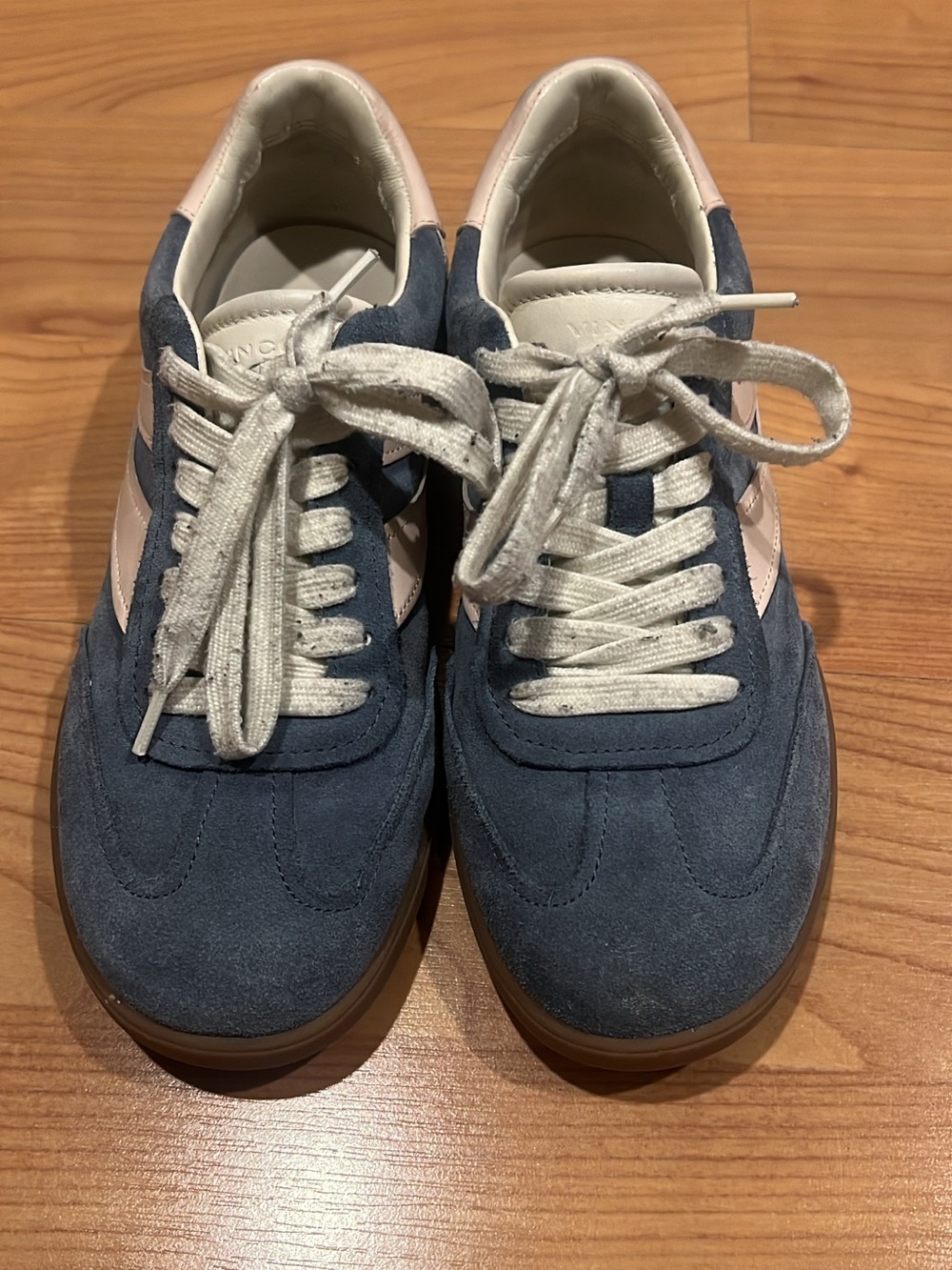 AUTHENTHIC VINCE women’s 5.5 shoes. - Picture 9 of 16